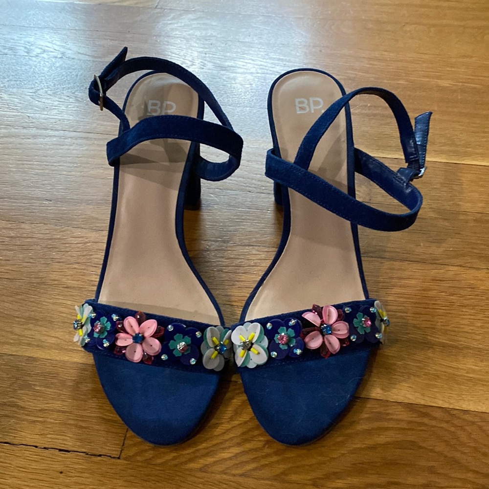 BP navy blue sandals with heel and flower appliques